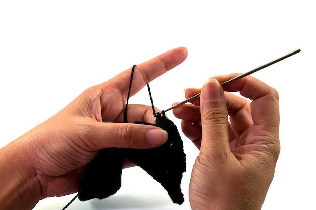 Руки с иглой и ниткой